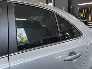 Detalhe de uma bolha na película do vidro de um carro
