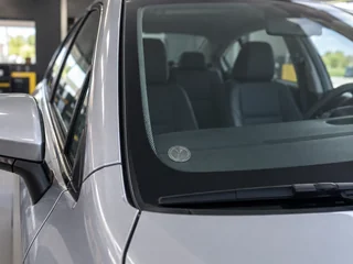 Selo da película no vidro da frente de um carro