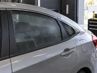 Vidro de carro com película embaçada logo depois da aplicação