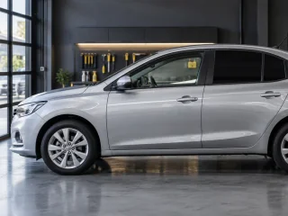 Vidro de carro visto por fora e por dentro para comparar o tom da película