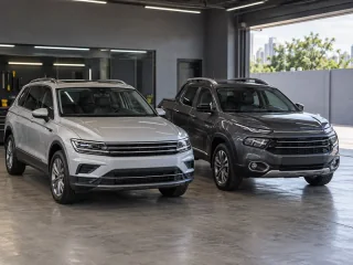SUV e picape lado a lado, com vidros para receber película