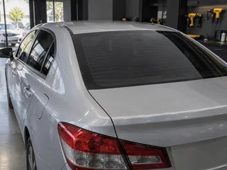 Vidro de um carro com película aplicada há algum tempo
