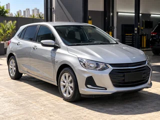 Carro com película automotiva aplicada estacionado ao sol
